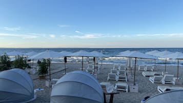Sulla spiaggia, lettini da mare, teli da spiaggia