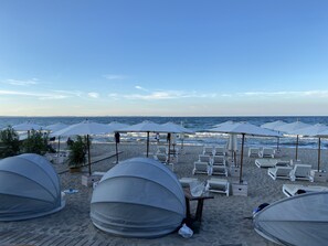 Sur la plage, chaise longue, serviettes de plage