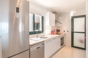 Een koelkast, een magnetron, een oven, een vaatwasser