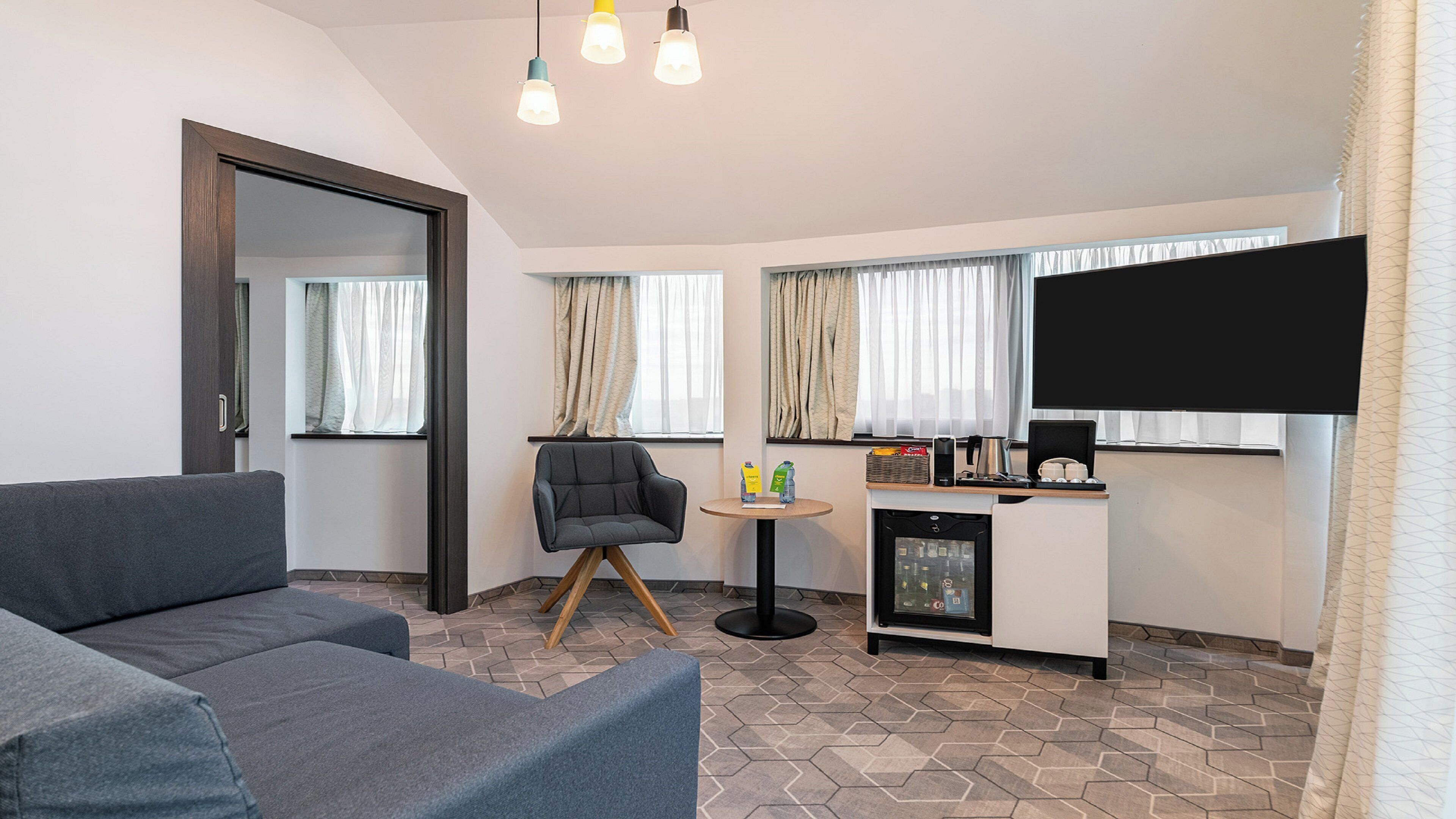 in-room safe, desk, laptop workspace, blackout curtains