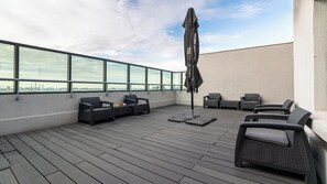 Värdeförvaringsskåp på rummet, skrivbord och arbetsyta för laptop