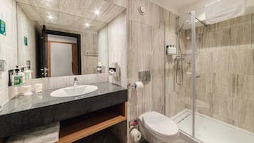 Ducha, artículos de tocador gratuitos, secador de pelo, pantuflas