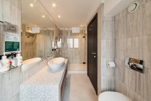 Douche, articles de toilette (gratuits), séchoir à cheveux, pantoufles