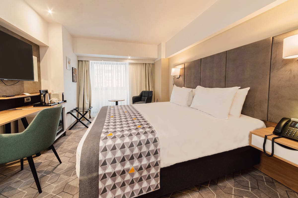 Standard Room, 1 Queen Bed | 1 bedroom, in-room safe, desk, laptop workspace