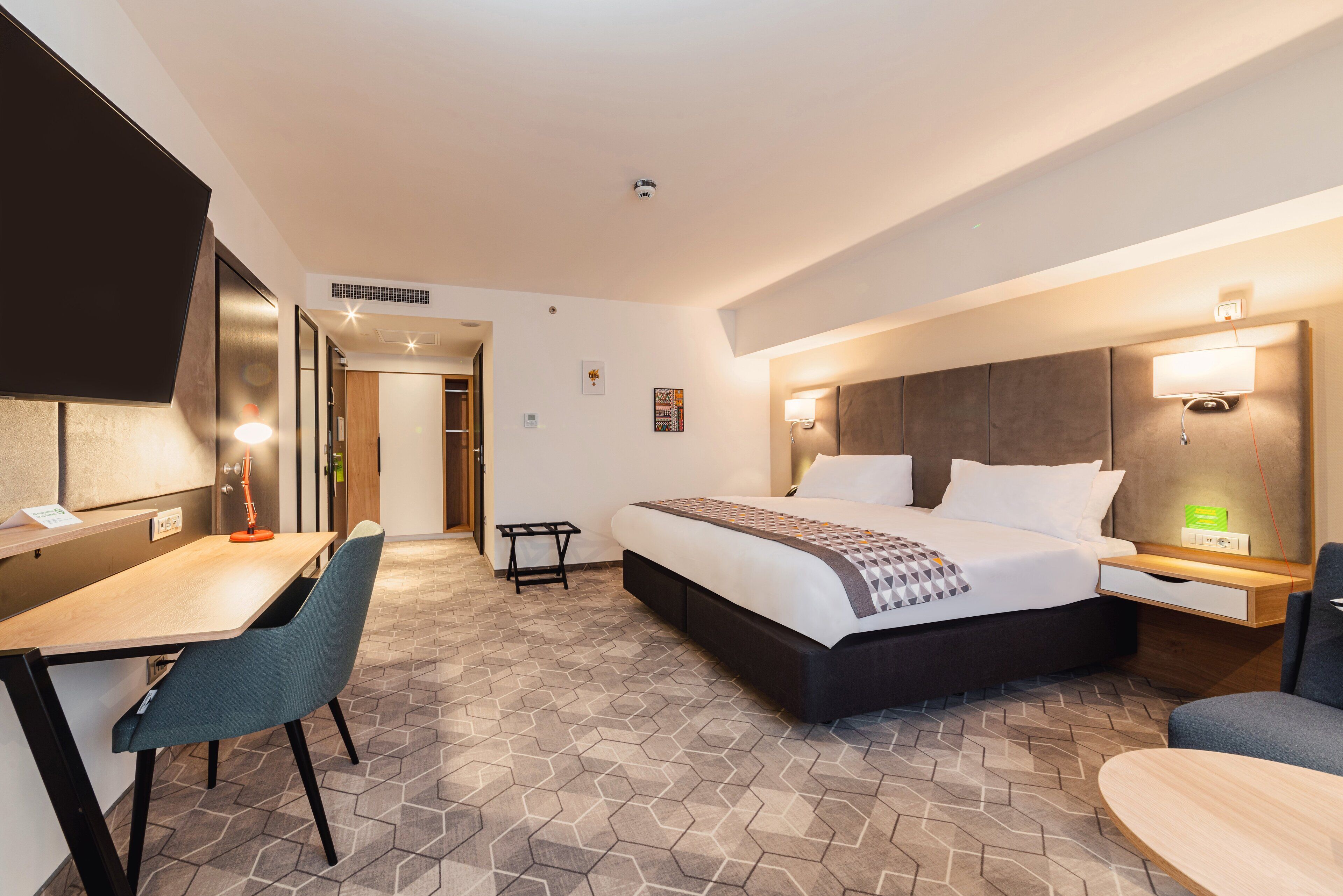 standard room, 1 king bed, accessible | in-room safe, desk, laptop workspace, blackout curtains