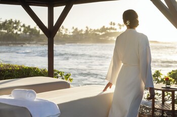 Couples treatment rooms, sauna, steam room, body treatments at Fairmont Orchid Gold Experience