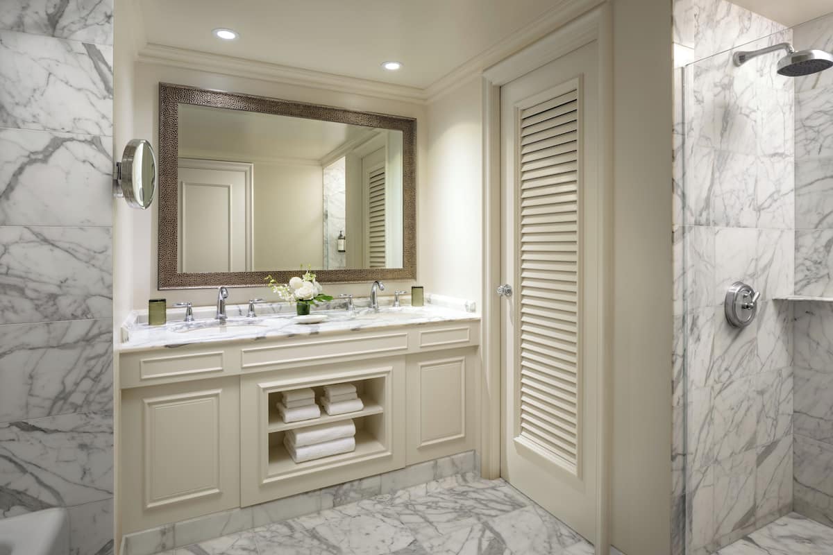 separate bathtub and shower, eco-friendly toiletries, hair dryer