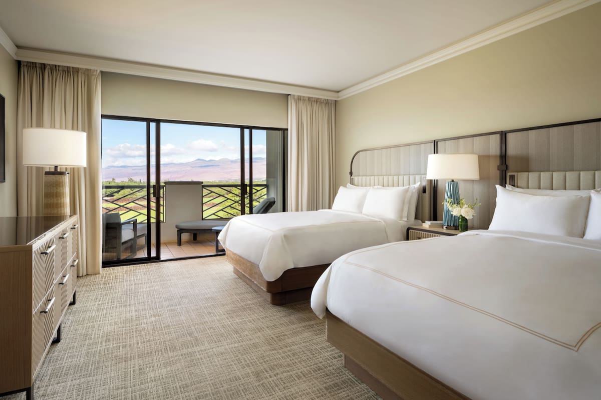 fairmont gold 1 bedroom suite, ocean view, gold lounge access (newly renovated, high floor) | minibar, in-room safe, desk, soundproofing