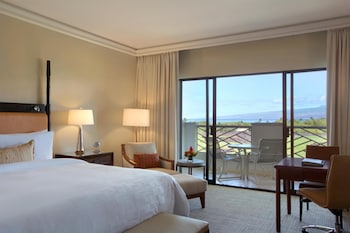 Minibar, in-room safe, desk, soundproofing at Fairmont Orchid Gold Experience