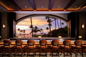 2 bars/lounges, swim-up bar, poolside bar