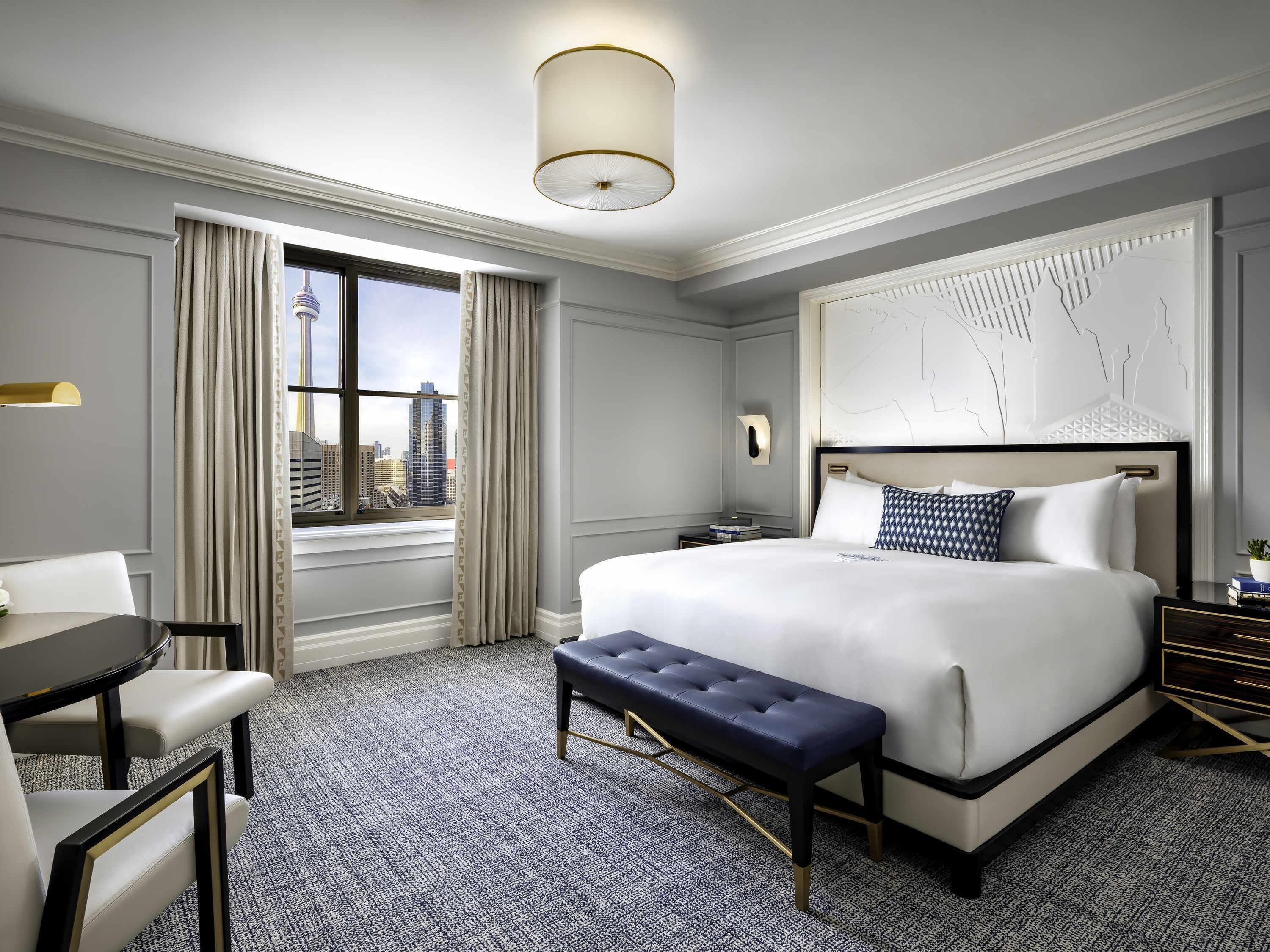 Fairmont Gold, Habitació, 1 llit de matrimoni gran, no fumadors, accés a la sala del club | Cobrellits, minibar, caixa forta a l'habitació i escriptori 