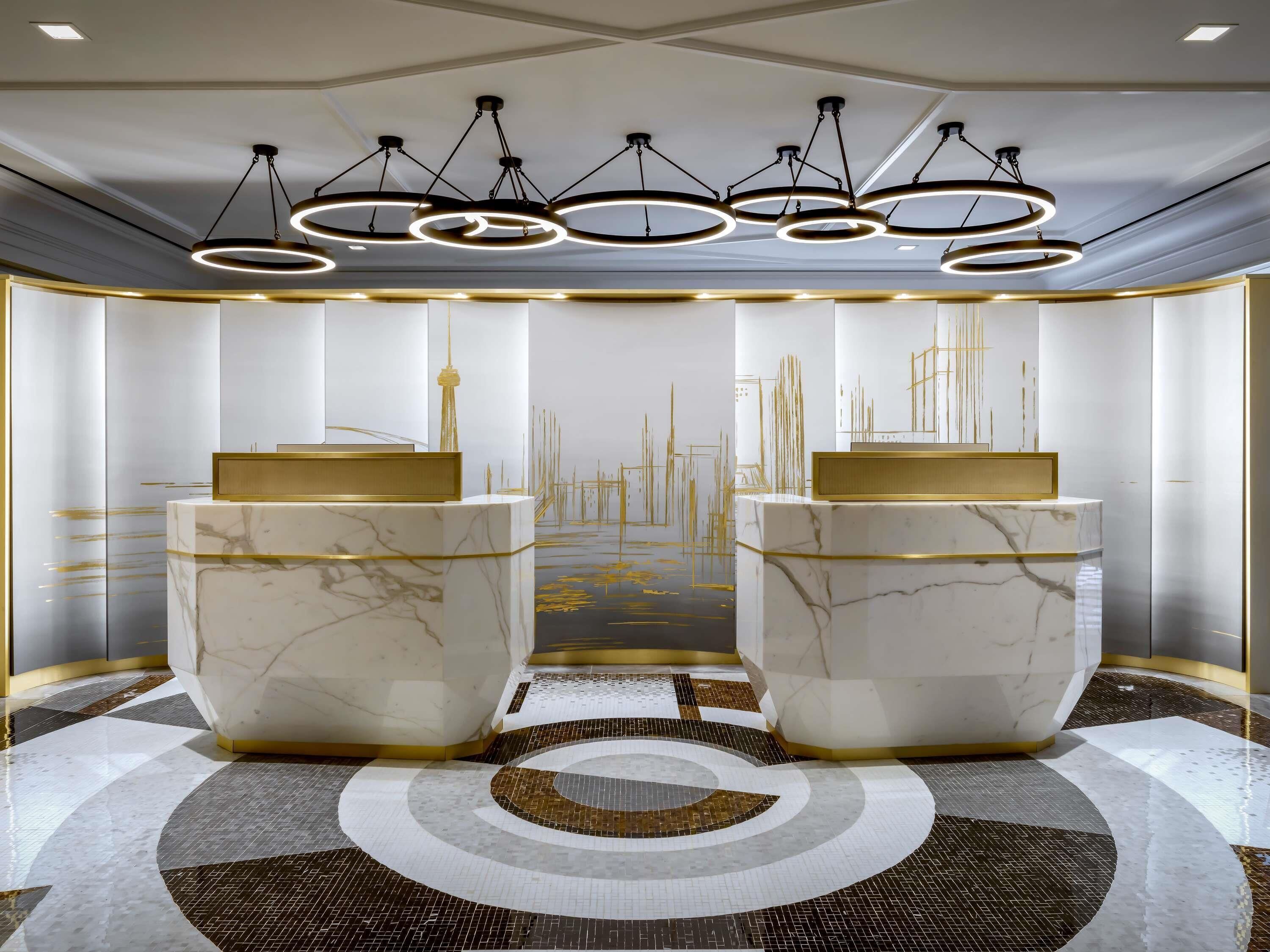 Donsdekens, een minibar, een kluis op de kamer, een bureau