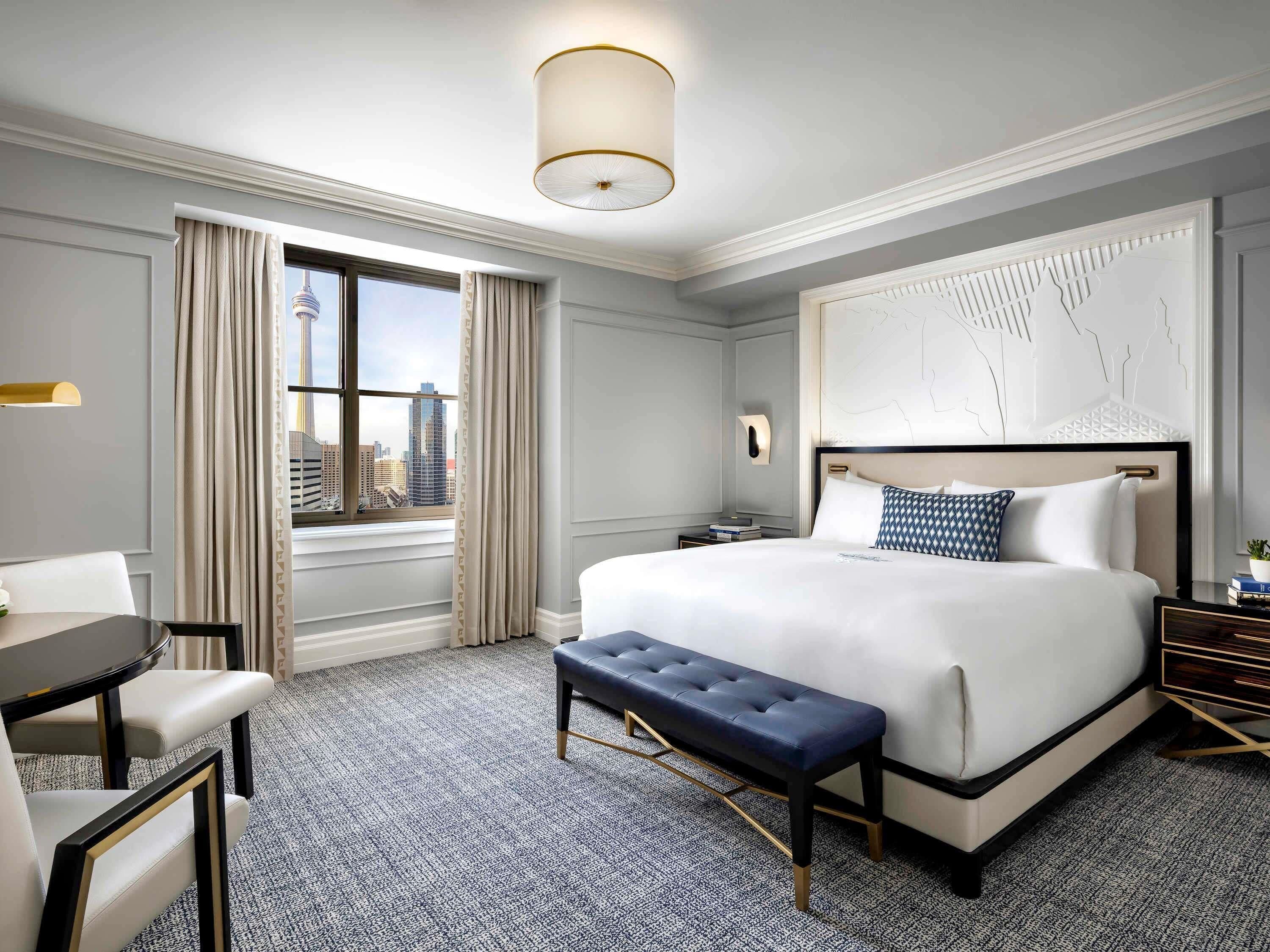 Fairmont Gold, Kamer, 1 kingsize bed, niet-roken, toegang tot de clublounge | Donsdekens, een minibar, een kluis op de kamer, een bureau