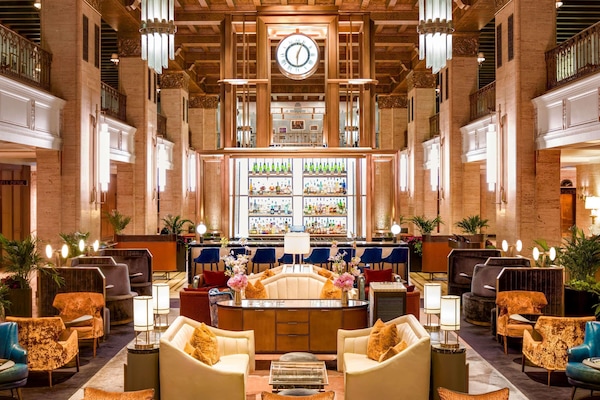 3 bars/lounges, cocktail bar, Champagne bar