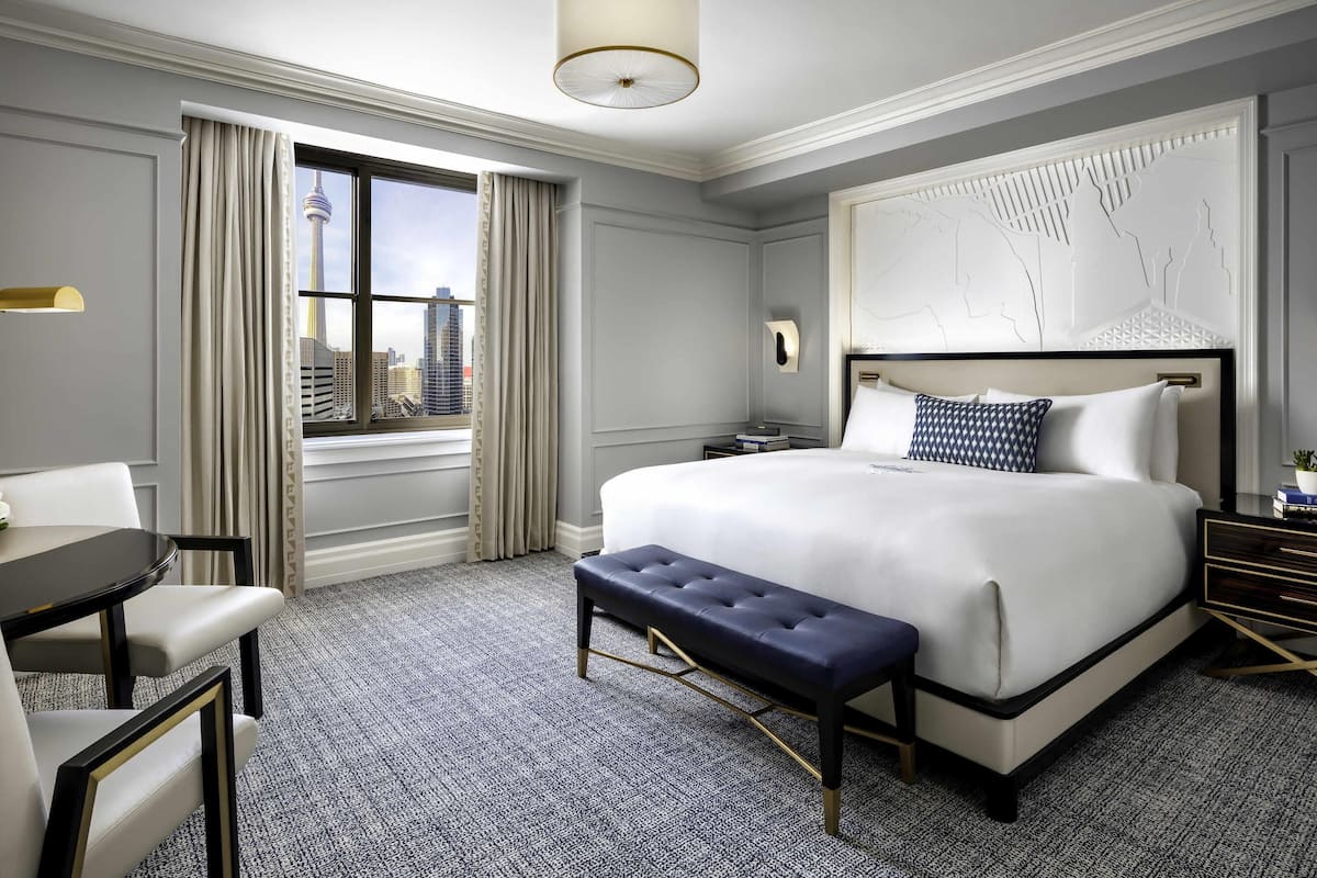 Fairmont Gold ルーム キングベッド 1 台 禁煙 クラブラウンジ利用可 | 羽毛の掛け布団、ミニバー、セーフティボックス (室内)、デスク
