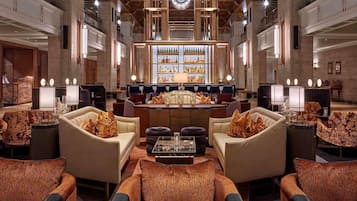 3 restaurants; breakfast, lunch and dinner served