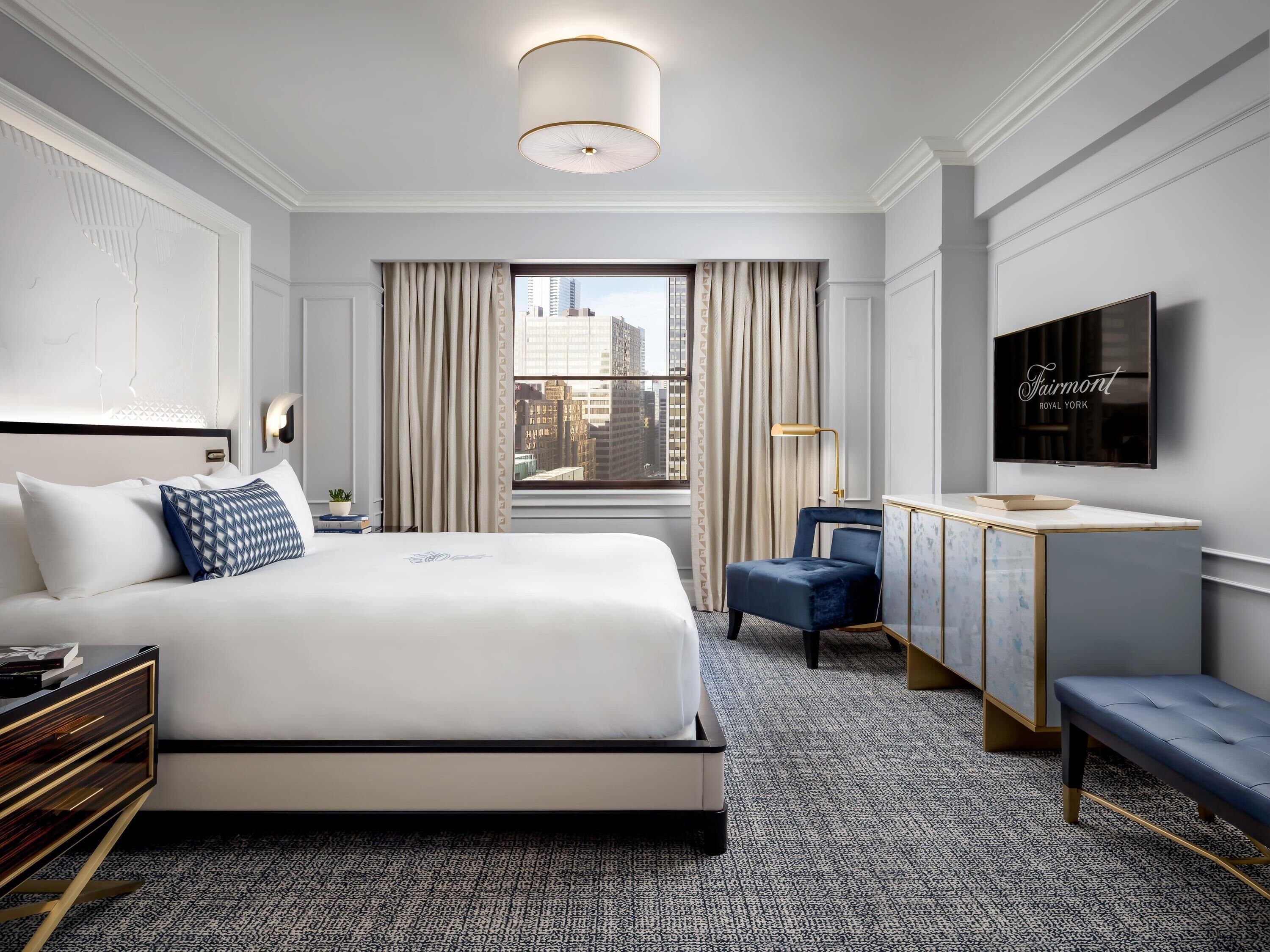 Fairmont Gold, Suite, 1 kingsize bed, niet-roken, toegang tot de clublounge | Donsdekens, een minibar, een kluis op de kamer, een bureau