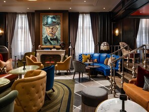 3 bares o lounges, bar de cocteles, bar de champaña 
