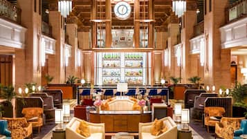 3 restaurants; breakfast, lunch and dinner served