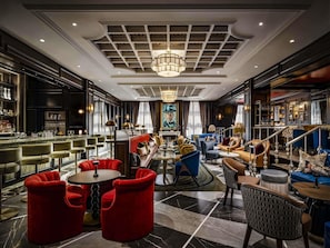 3 bars/lounges, cocktail bar, Champagne bar