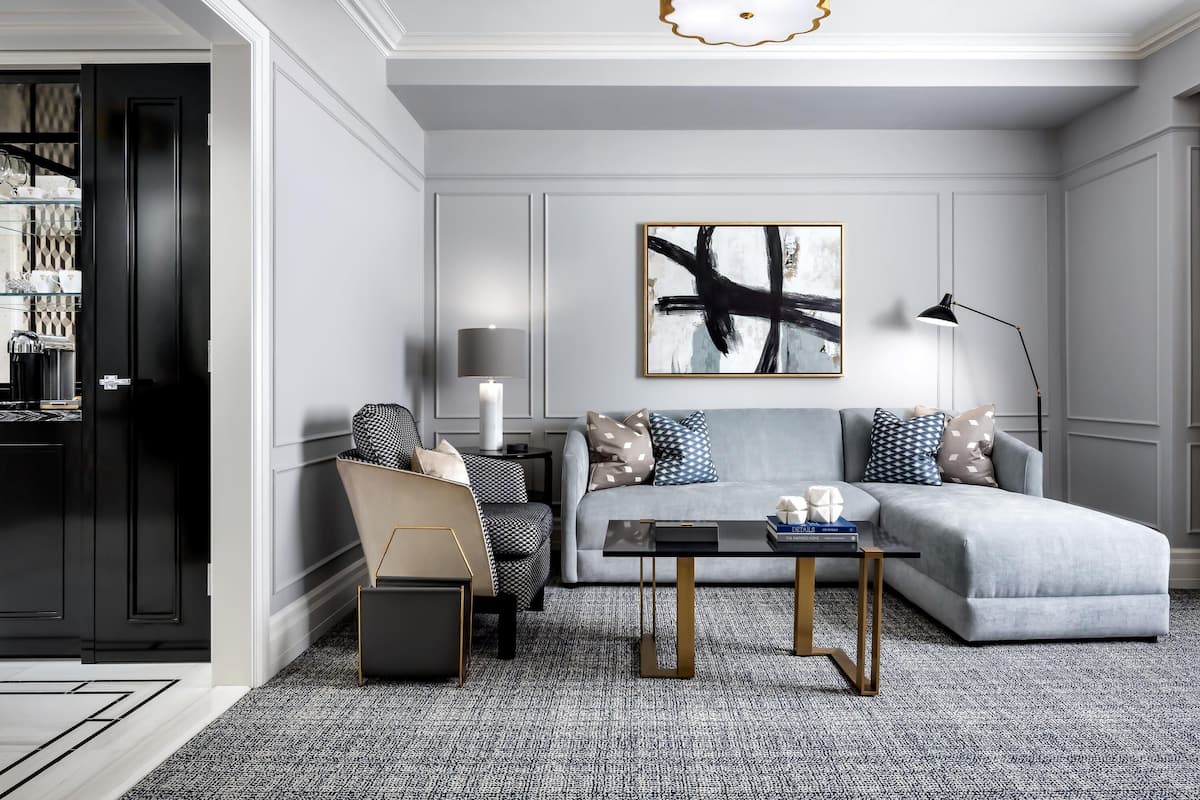 Fairmont Gold, Suite, 1 kingsize bed, niet-roken, toegang tot de clublounge | Donsdekens, een minibar, een kluis op de kamer, een bureau