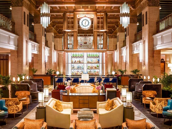 3 bars/lounges, cocktail bar, Champagne bar