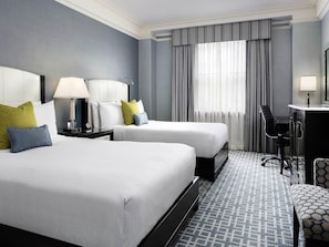 Donzen dekbedden, een minibar, een kluis op de kamer, een bureau