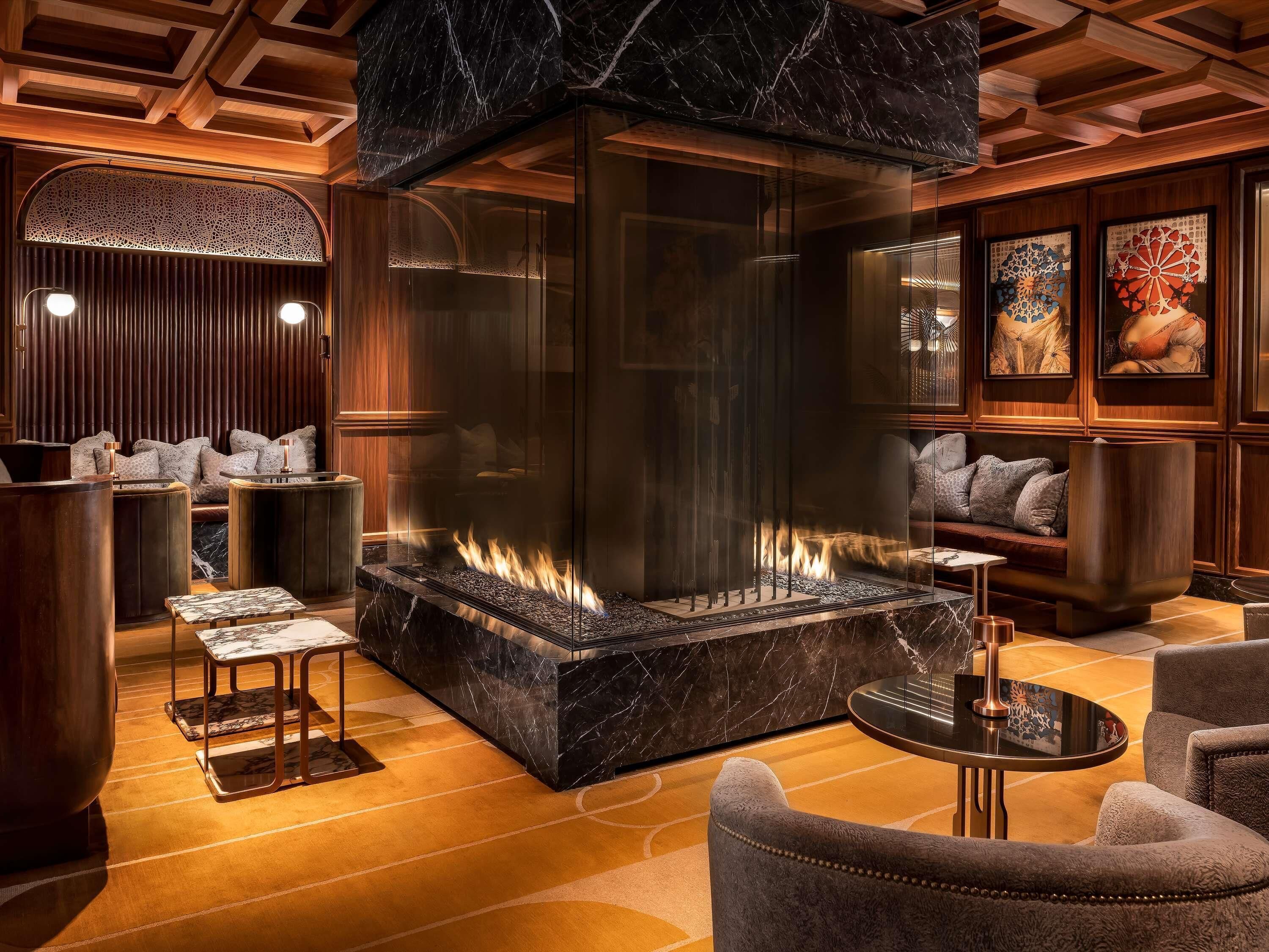 3 bars/lounges, cocktail bar, Champagne bar