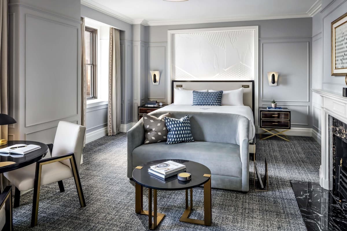 Fairmont Gold, Suíte estúdio, 1 cama King, para não fumantes, acesso ao Club Lounge | Edredons de pluma, frigobar, cofres nos quartos, escrivaninha