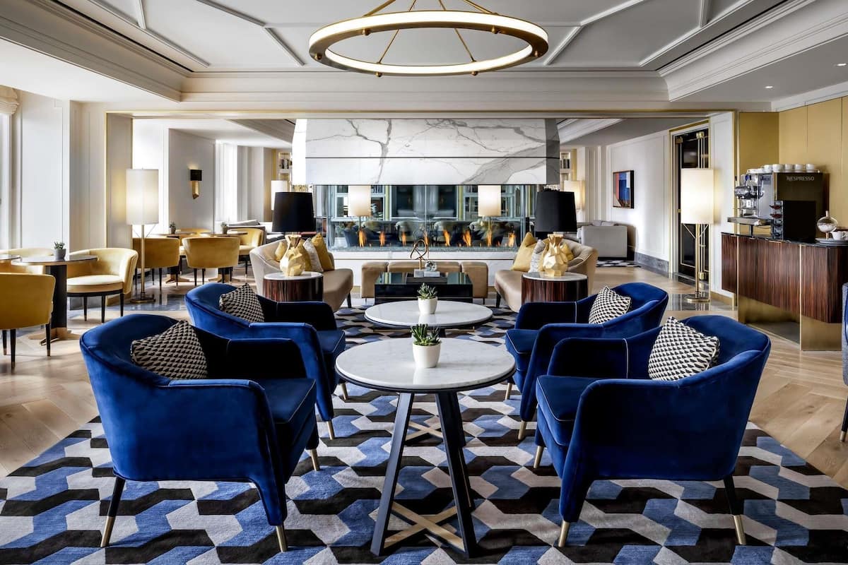 Fairmont Gold, Chambre, 1 trĂšs grand lit, non-fumeur, accĂšs au bar-salon | Couette en duvet, minibar, coffre-fort, bureau