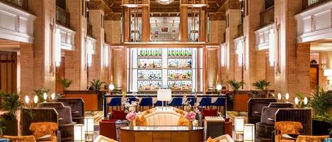 3 bars/lounges, cocktail bar, Champagne bar