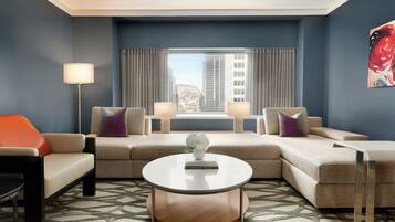 Suite Junior, 1 Tempat Tidur King, Bebas Asap Rokok | 1 kamar tidur, minibar, brankas, dan meja kerja