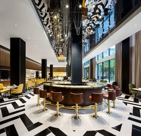 Se sirven desayunos, almuerzos y cenas; cocina francesa