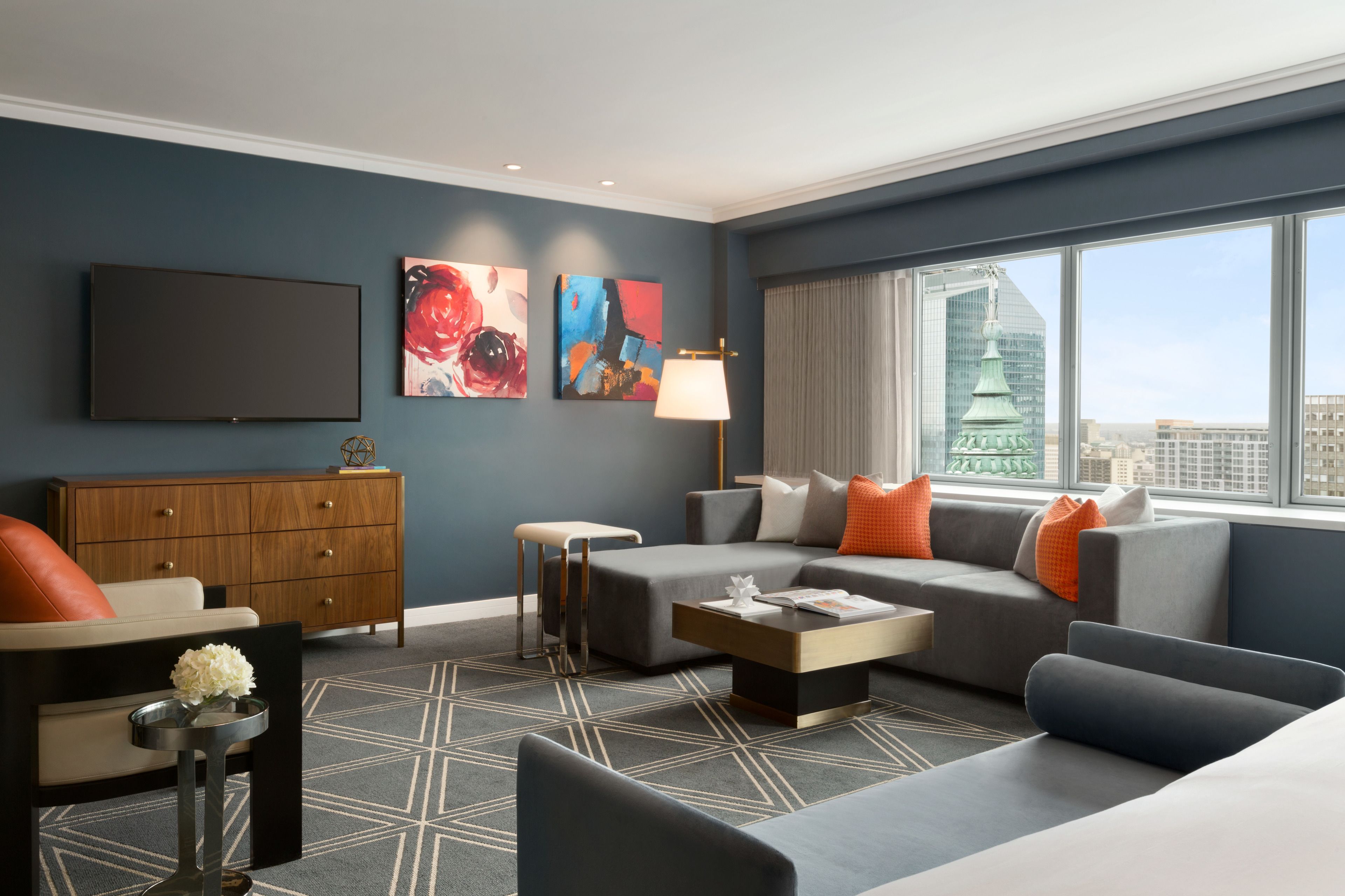 signature room, 1 king bed, non smoking (large) | 1 bedroom, minibar, in-room safe, desk