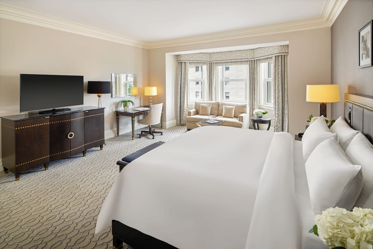 Phòng (Large Fairmont Gold) | Bộ đồ giường cao cấp, nệm có lớp đệm bông, minibar 