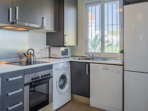 Een koelkast, een microgolfoven, een oven, een vaatwasser