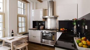 Een koelkast/vriezer, een magnetron, een oven, een kookplaat