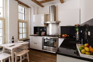 Grand réfrigérateur, micro-ondes, four, plaque de cuisson