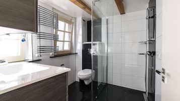 Deluxe Room, City View | Bathroom | Shower, towels
