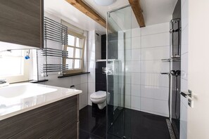 Deluxe Room, City View | Bathroom | Shower, towels - Mpkerol (Amsterdam)