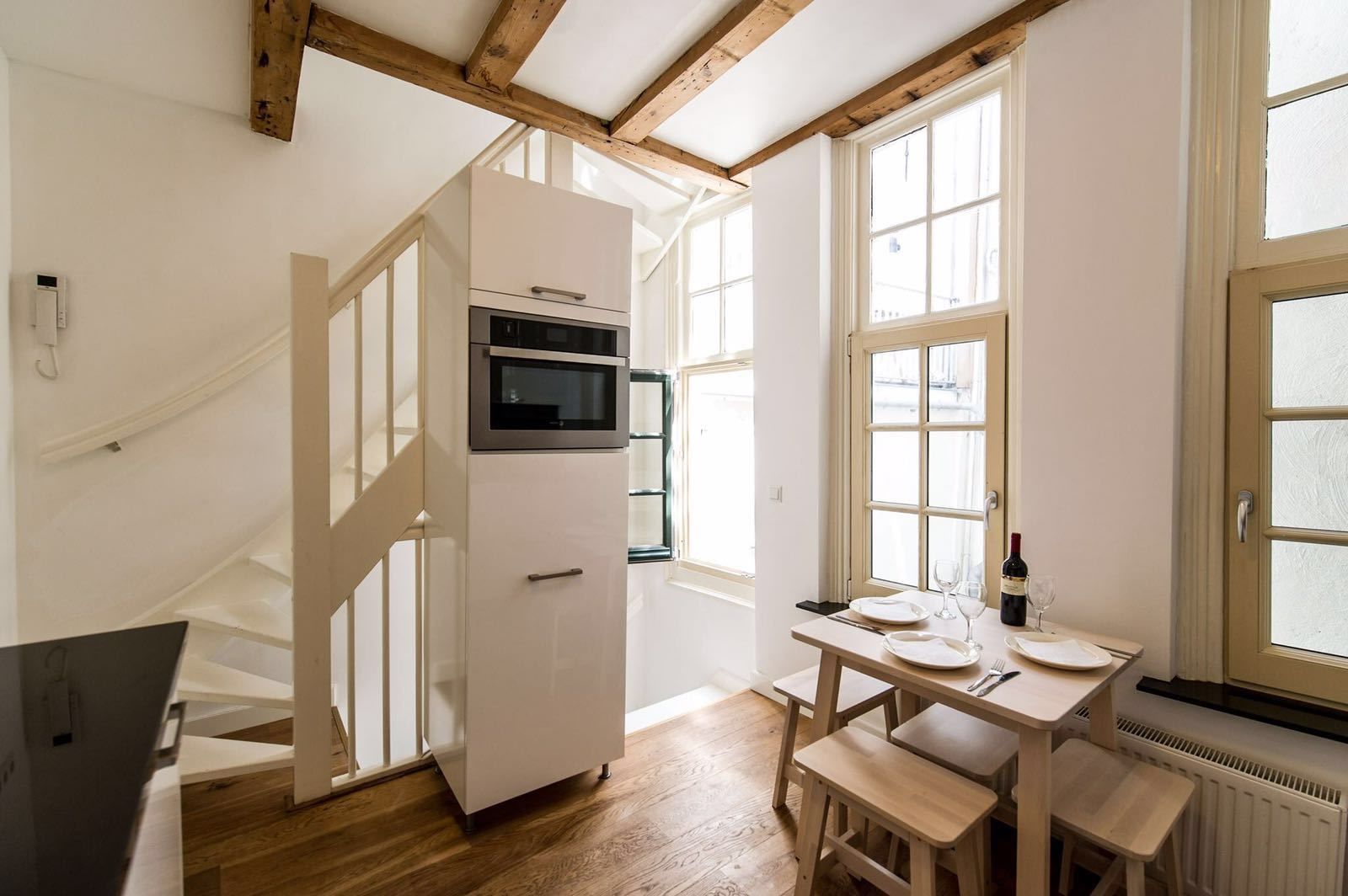 Full-size fridge, microwave, oven, stovetop
