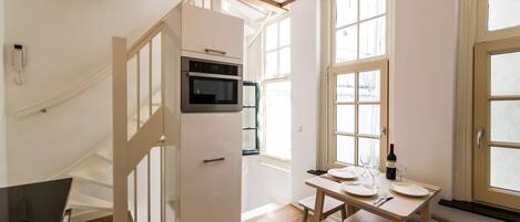 Großer Kühlschrank, Mikrowelle, Ofen, Herdplatte