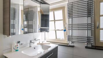 Deluxe kamer, uitzicht op stad | Badkamer met wastafel