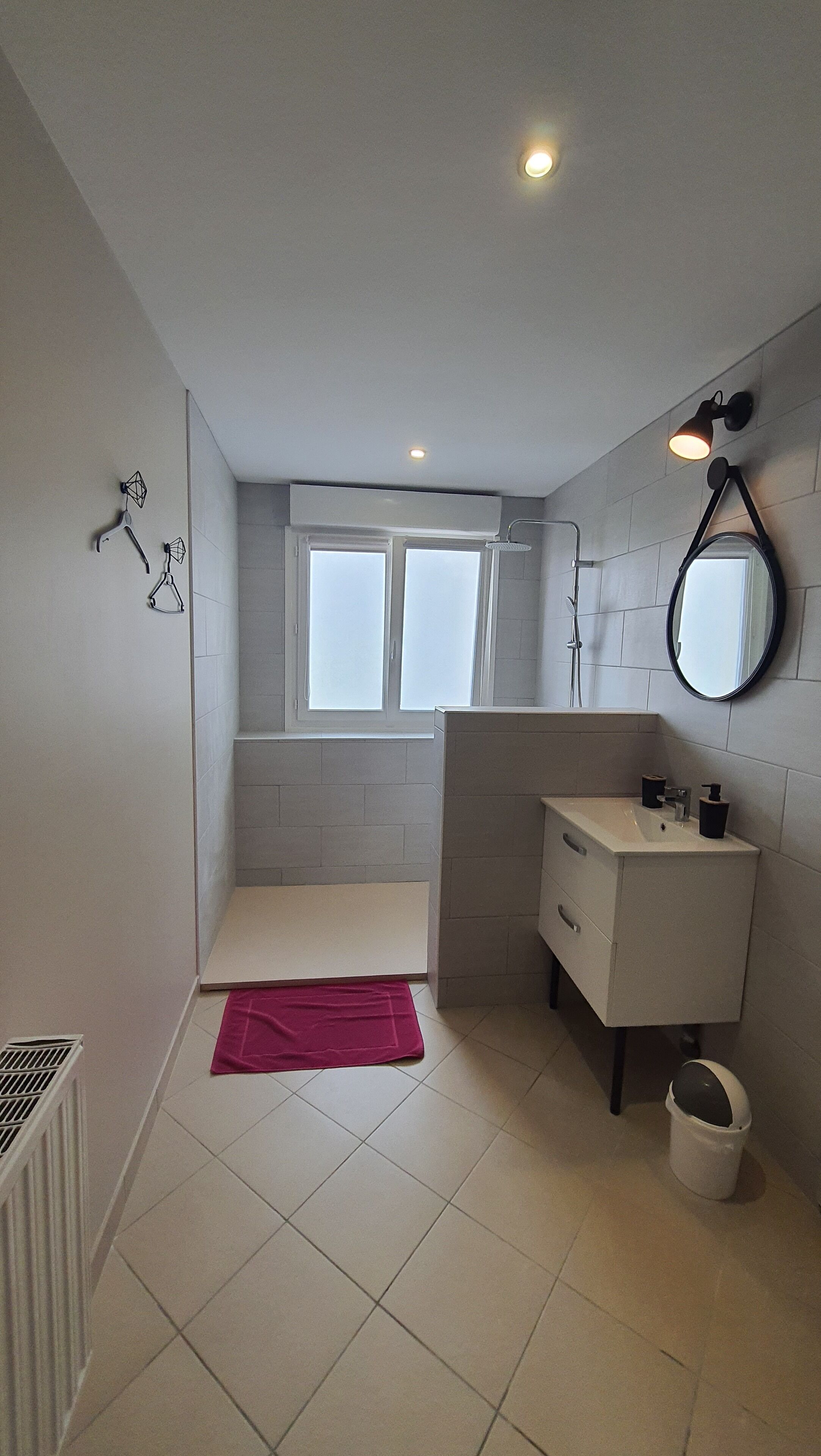Baignoire, sèche-cheveux, savon, papier toilette