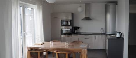 Kylskåp, mikrovågsugn, spishäll och diskmaskin