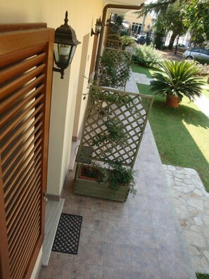 Double Room, Garden View | Terrace/patio