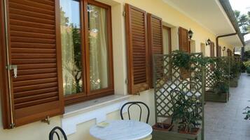 Twin Room, 3 Twin Beds, Garden View | Terrace/patio