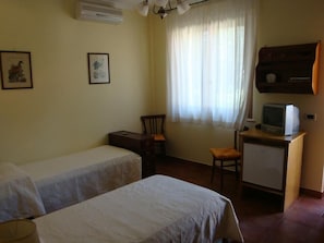 Twin Room, 3 Single Beds, Garden View