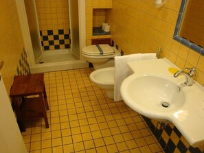 Dobbeltværelse - udsigt til have | Badeværelse | Bruser, gratis toiletartikler, hårtørrer, badekåber