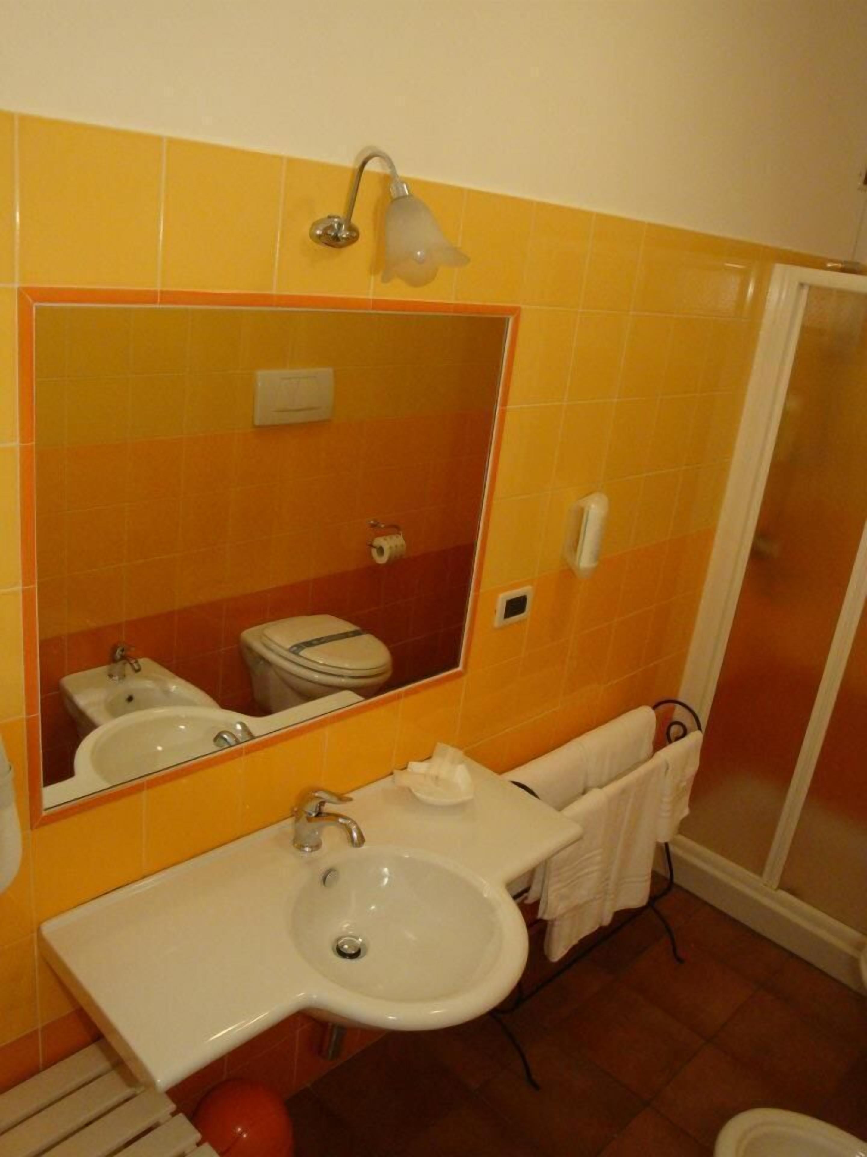 Dusche, kostenlose Toilettenartikel, Haartrockner, Bademäntel
